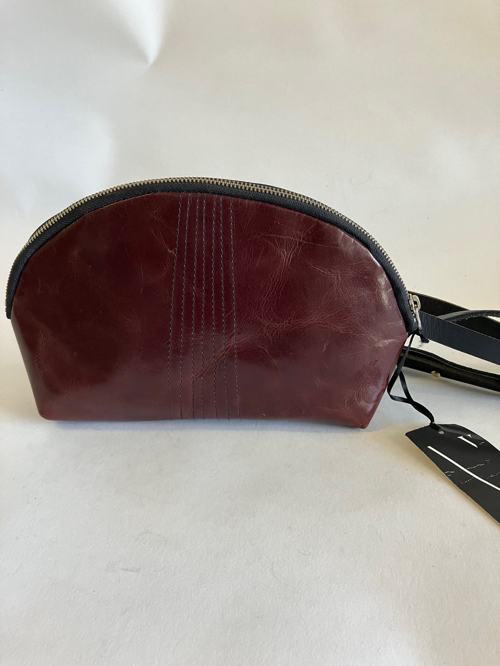 SAMPLE Minimalist small shoulder pouch in leather with quilted details