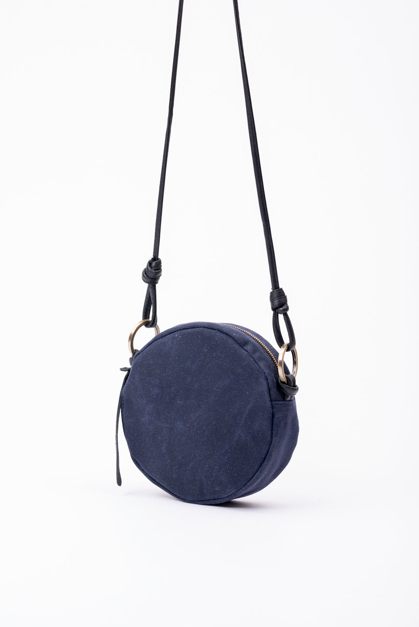 Round shoulder bag model ROTONDO of the collection Variable Geometry by VEINAGE, handmade in Montreal Canada