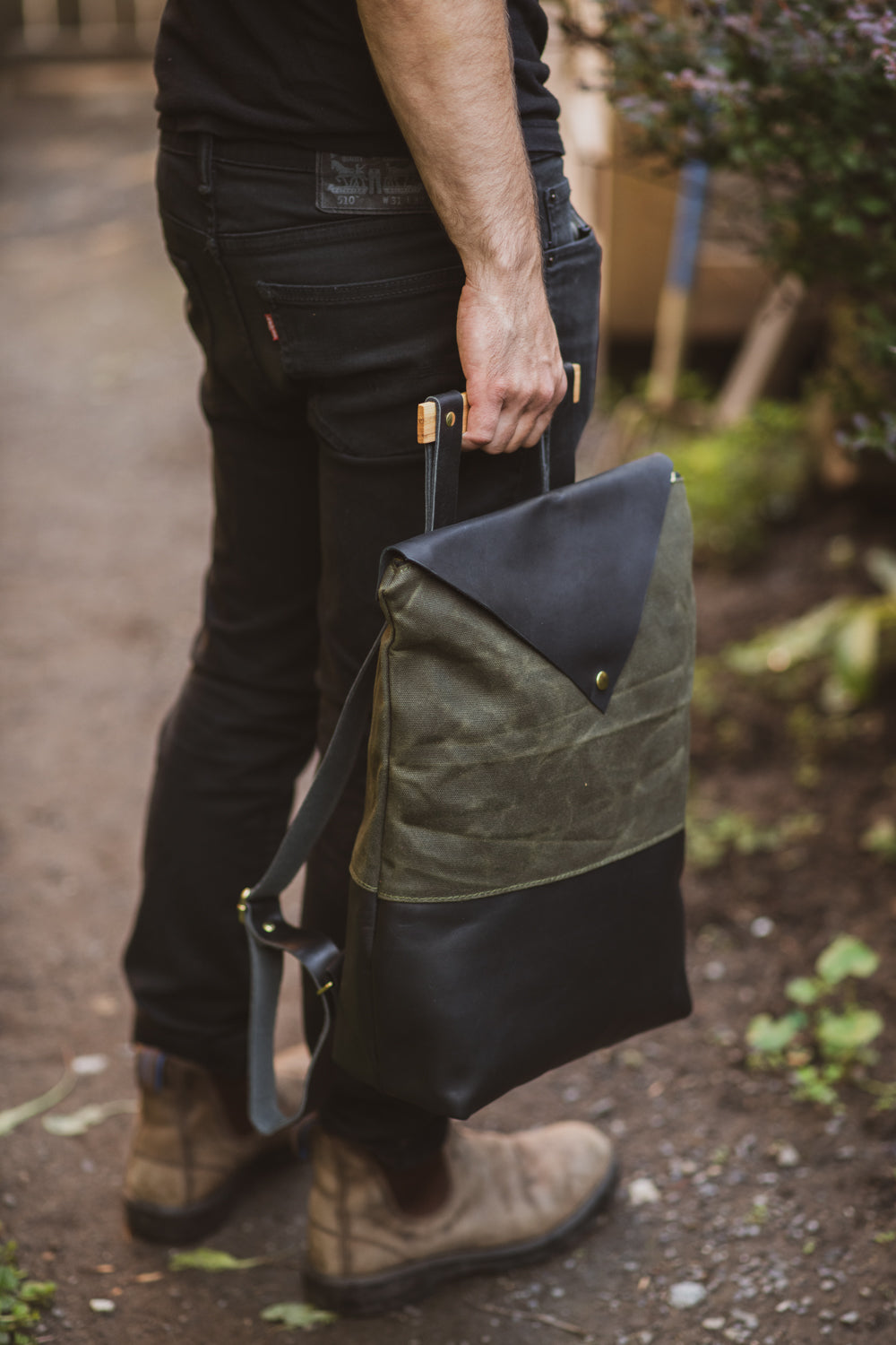 Veinage Fullum black leather and army green waxed canvas backpack, handmande in Montreal, Canada