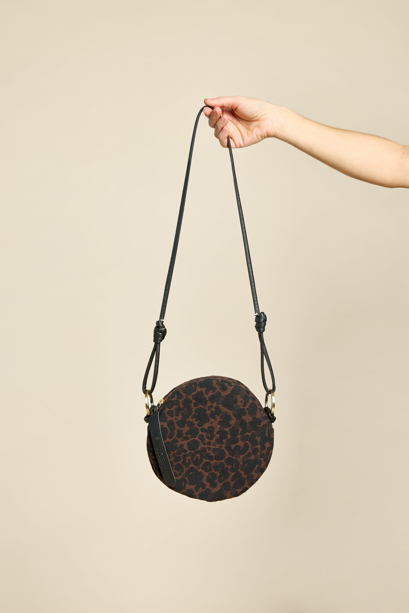 Round-shaped shoulder handbag VEINAGE x Cokluch Leopard Chocolate