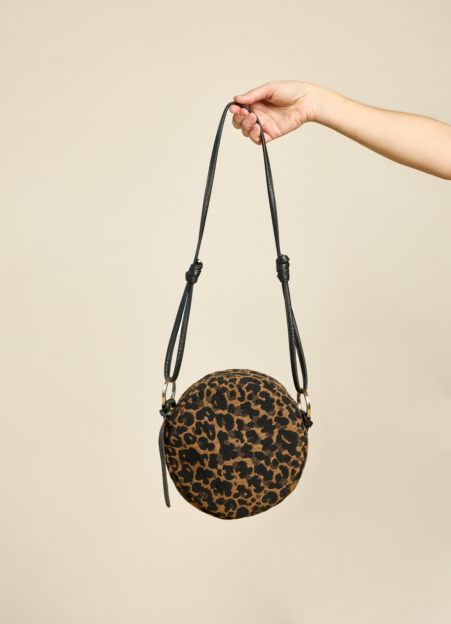 Round-shaped shoulder handbag VEINAGE x Cokluch Leopard Tan