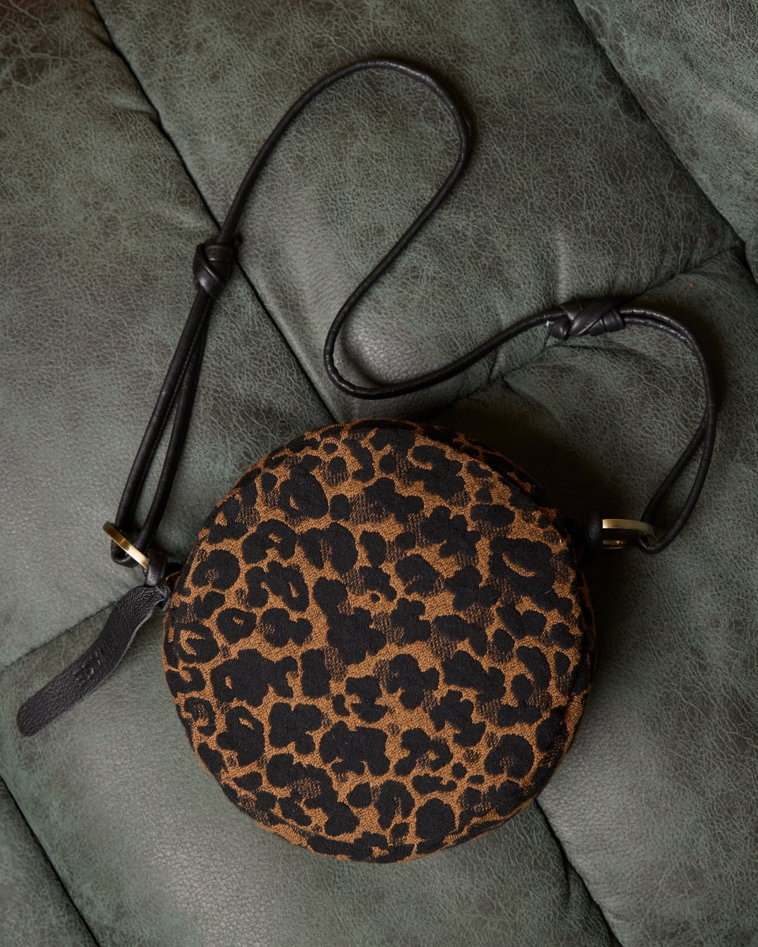 Round-shaped shoulder handbag VEINAGE x Cokluch Leopard Tan
