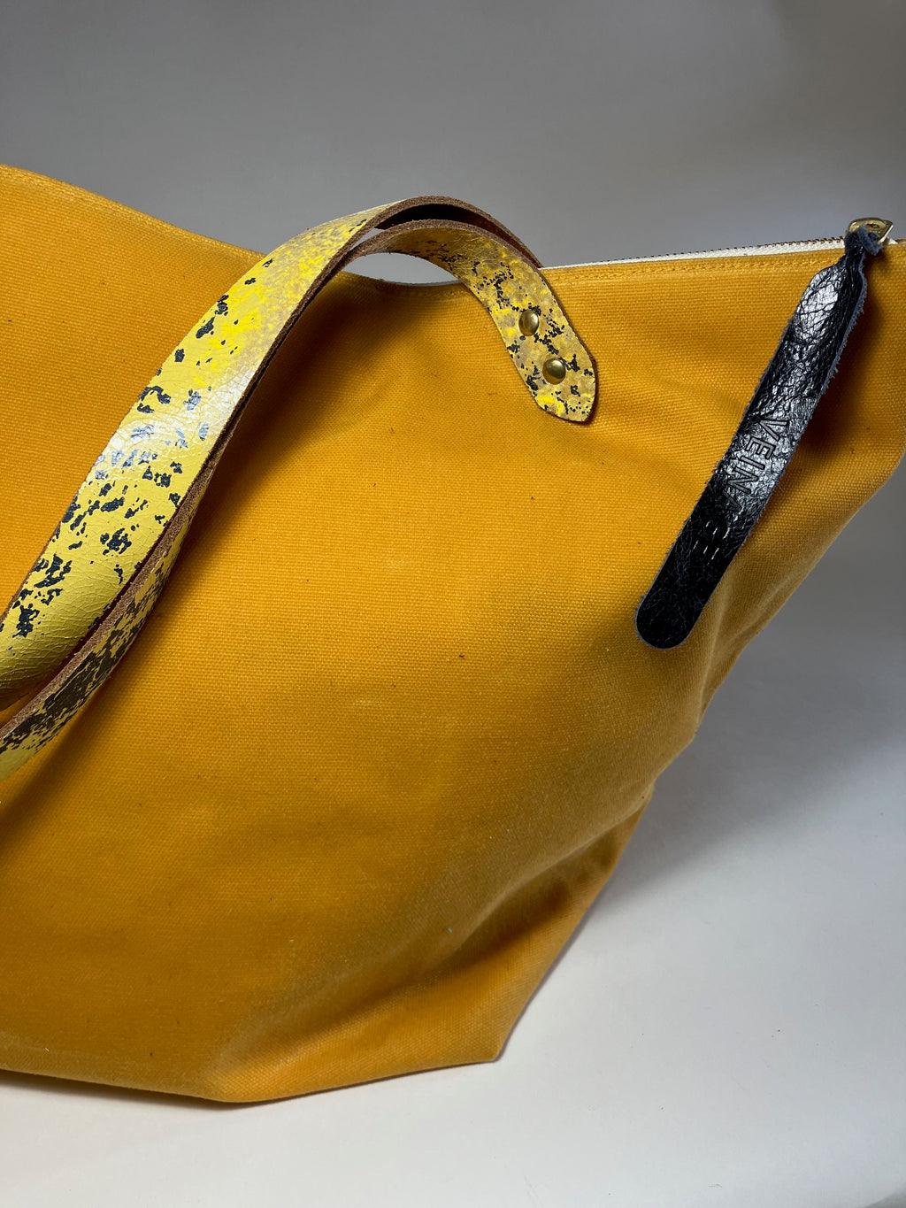 Sac de voyage en coton ciré jaune moutarde et cuir modèle FRONTENAC Échantillon, pièce unique