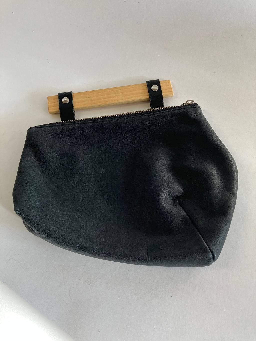 ÉCHANTILLON sac à main en cuir noir et poignée de bois de Frêne recyclé de Montréal