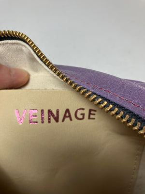 ÉCHANTILLON Sac à main en cuir mauve avec ganse bandoulière et breloque de laiton