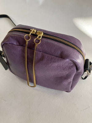 ÉCHANTILLON Sac à main en cuir mauve avec ganse bandoulière et breloque de laiton