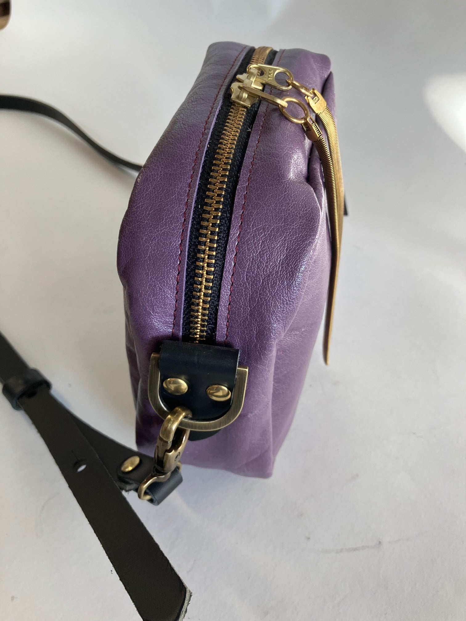 ÉCHANTILLON Sac à main en cuir mauve avec ganse bandoulière et breloque de laiton