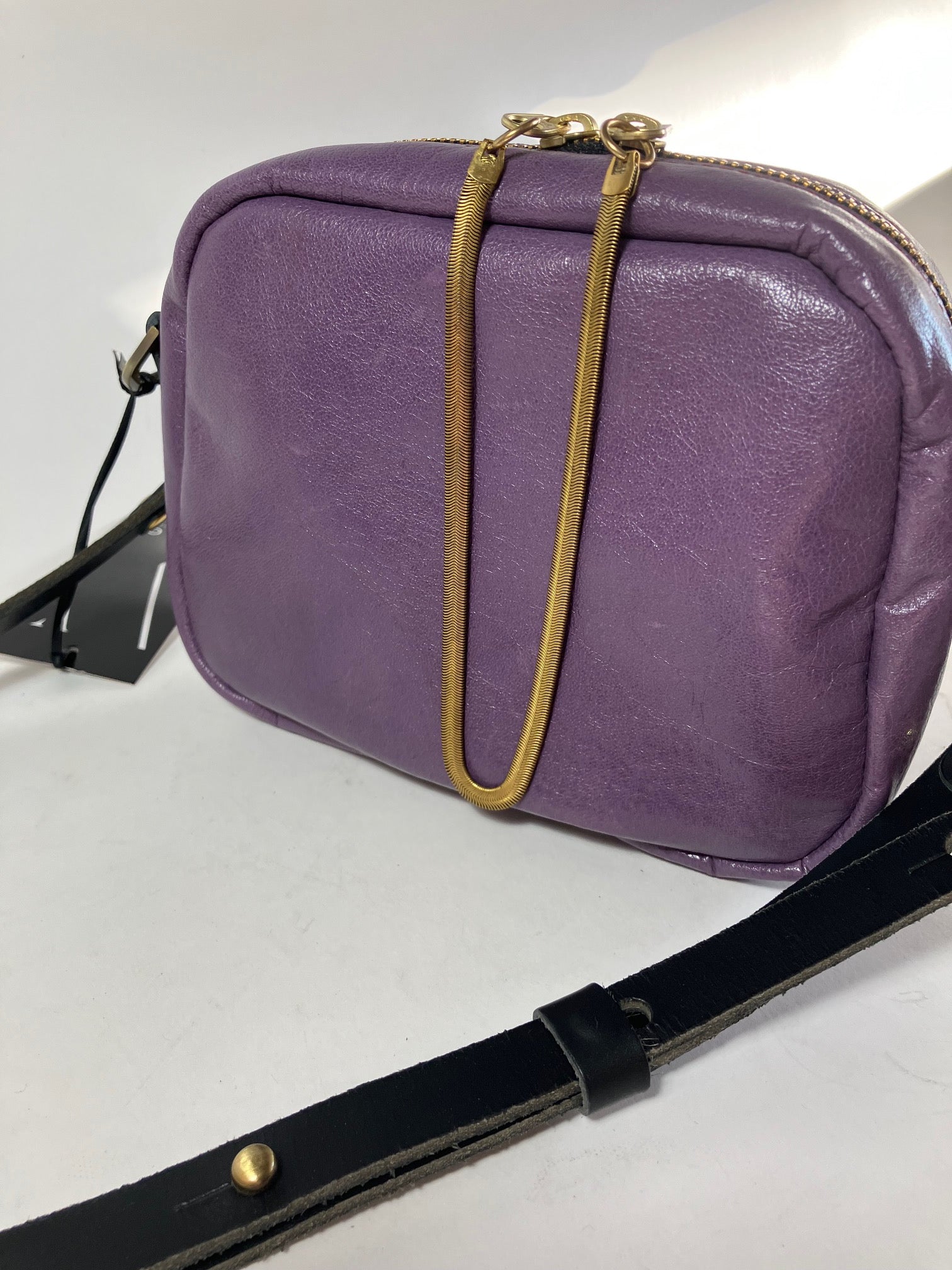 ÉCHANTILLON Sac à main en cuir mauve avec ganse bandoulière et breloque de laiton