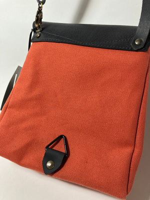 SAMPLE Triangular handbag TRIANGOLO model from the Variable Geometry collection