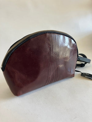 SAMPLE Minimalist small shoulder pouch in leather with quilted details