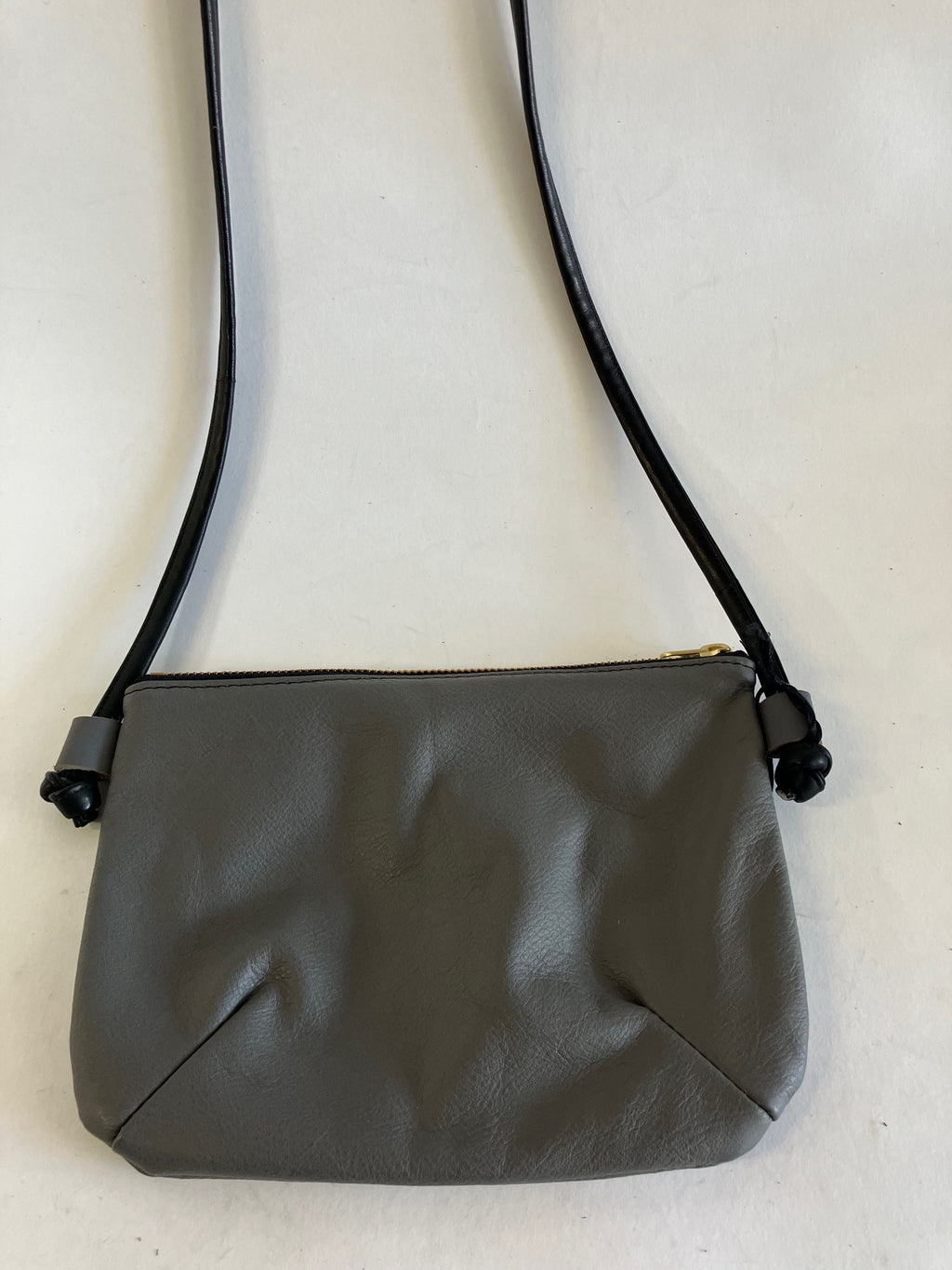 Échantillon Petit sac pochette minimaliste en cuir gris