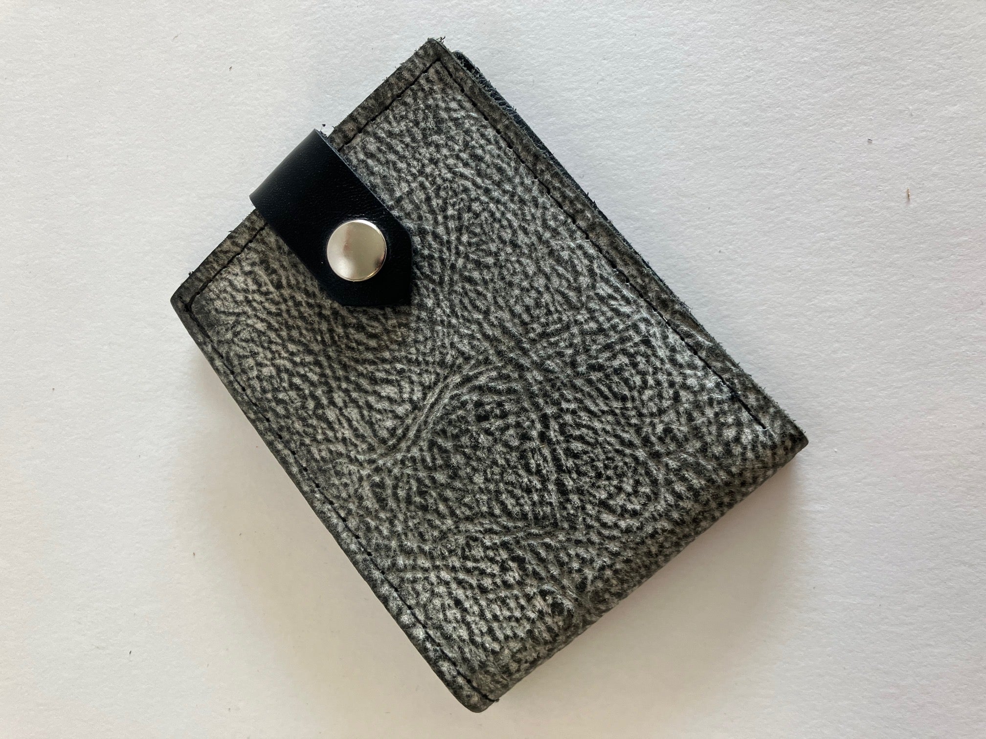 SAMPLE. Minimalist bifold textured black and grey leather wallet