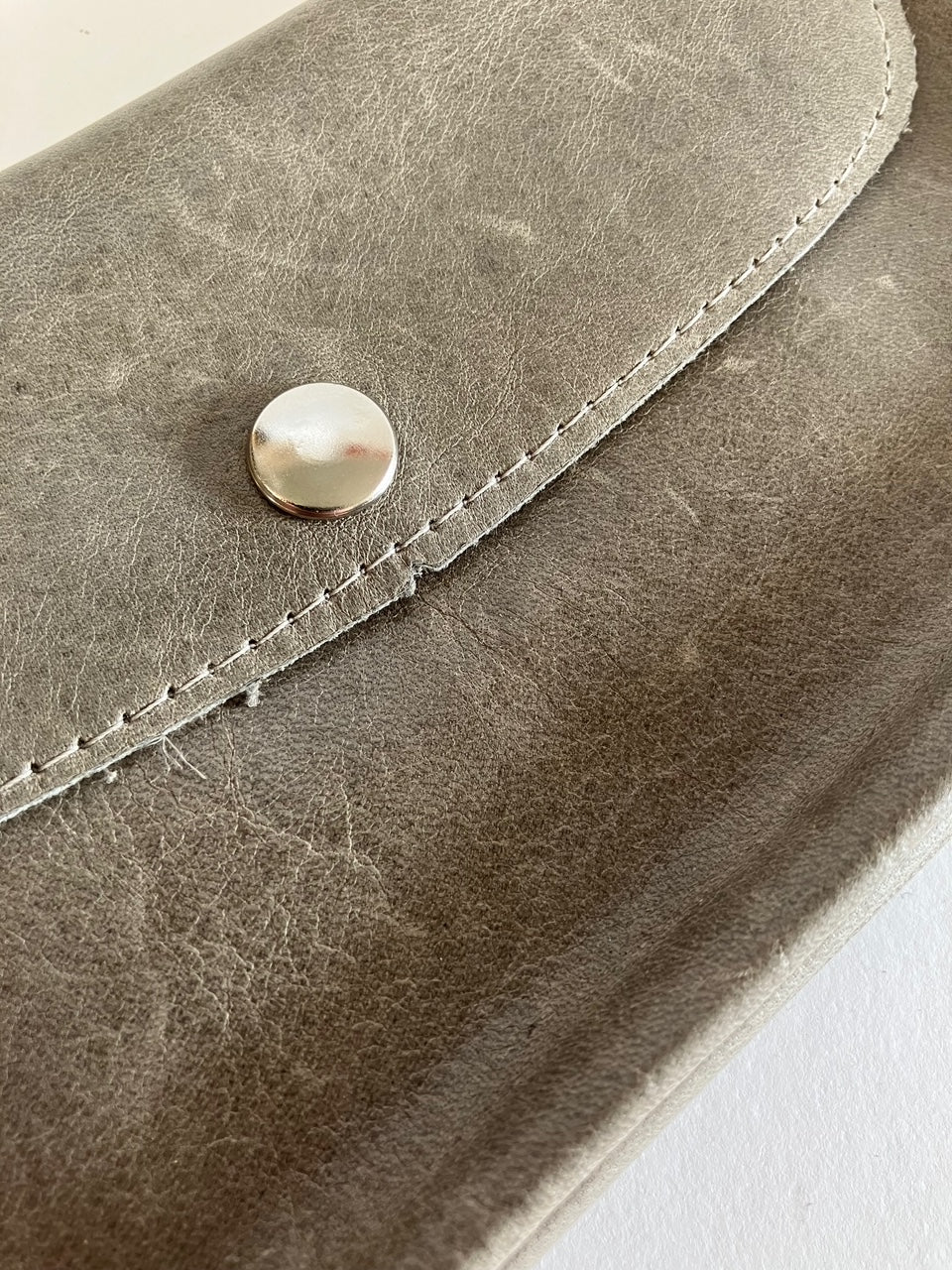 ÉCHANTILLON Portefeuille en cuir gris mat minimaliste