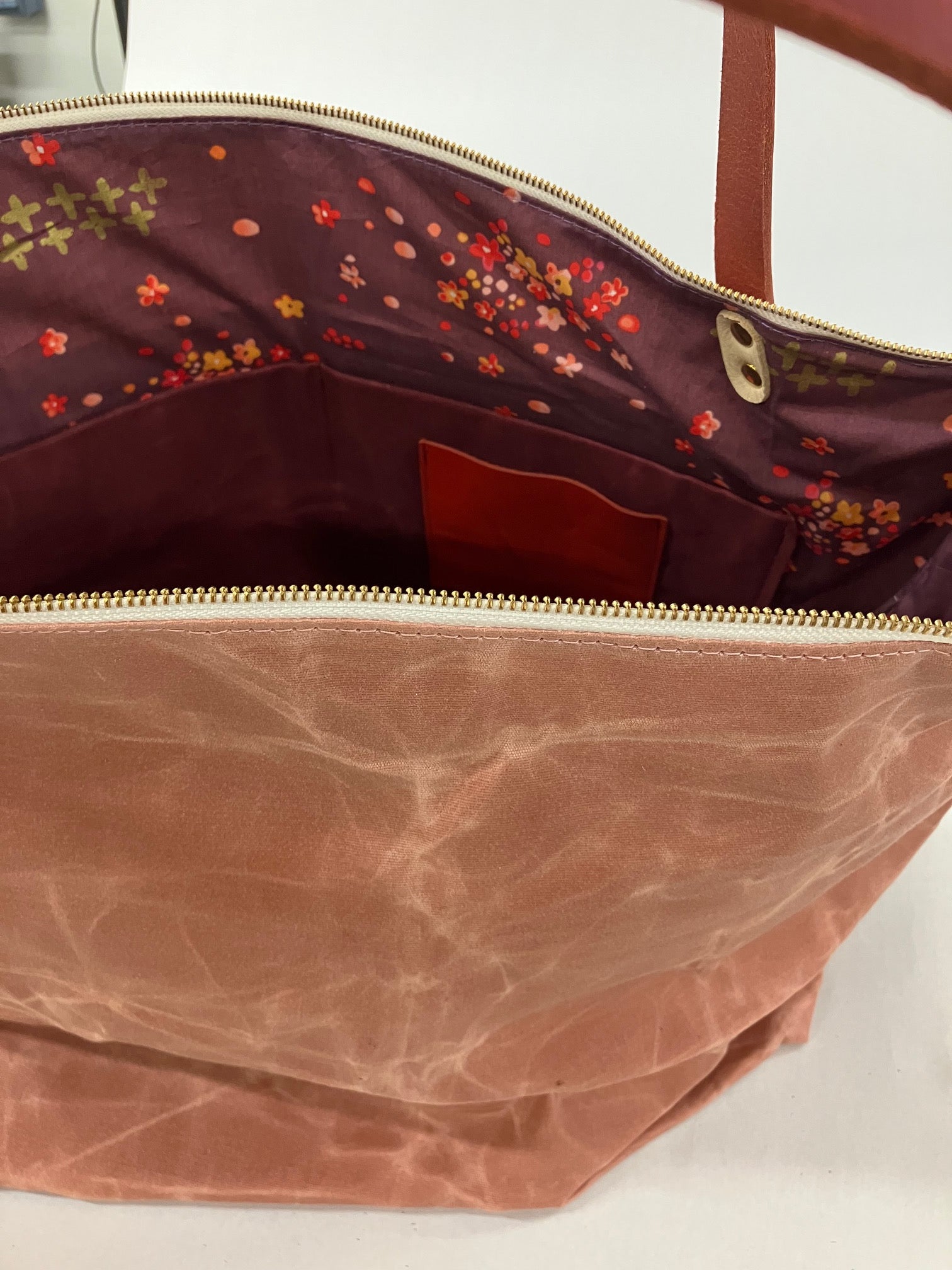 Sac de voyage en coton ciré rose et cuir modèle FRONTENAC Pièce unique échantillon