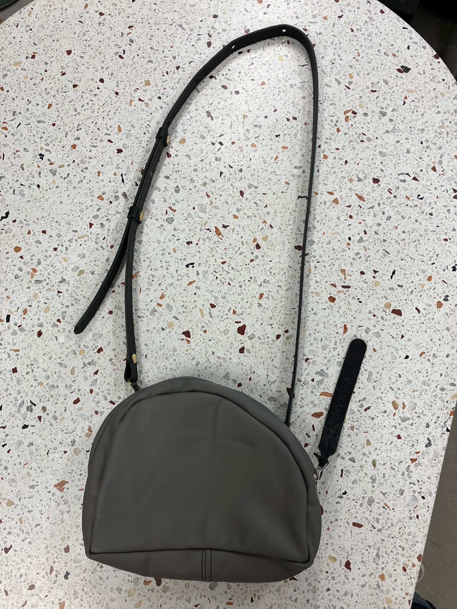 Sac à bandoulière et breloque porte-clé modèle MERINGUE