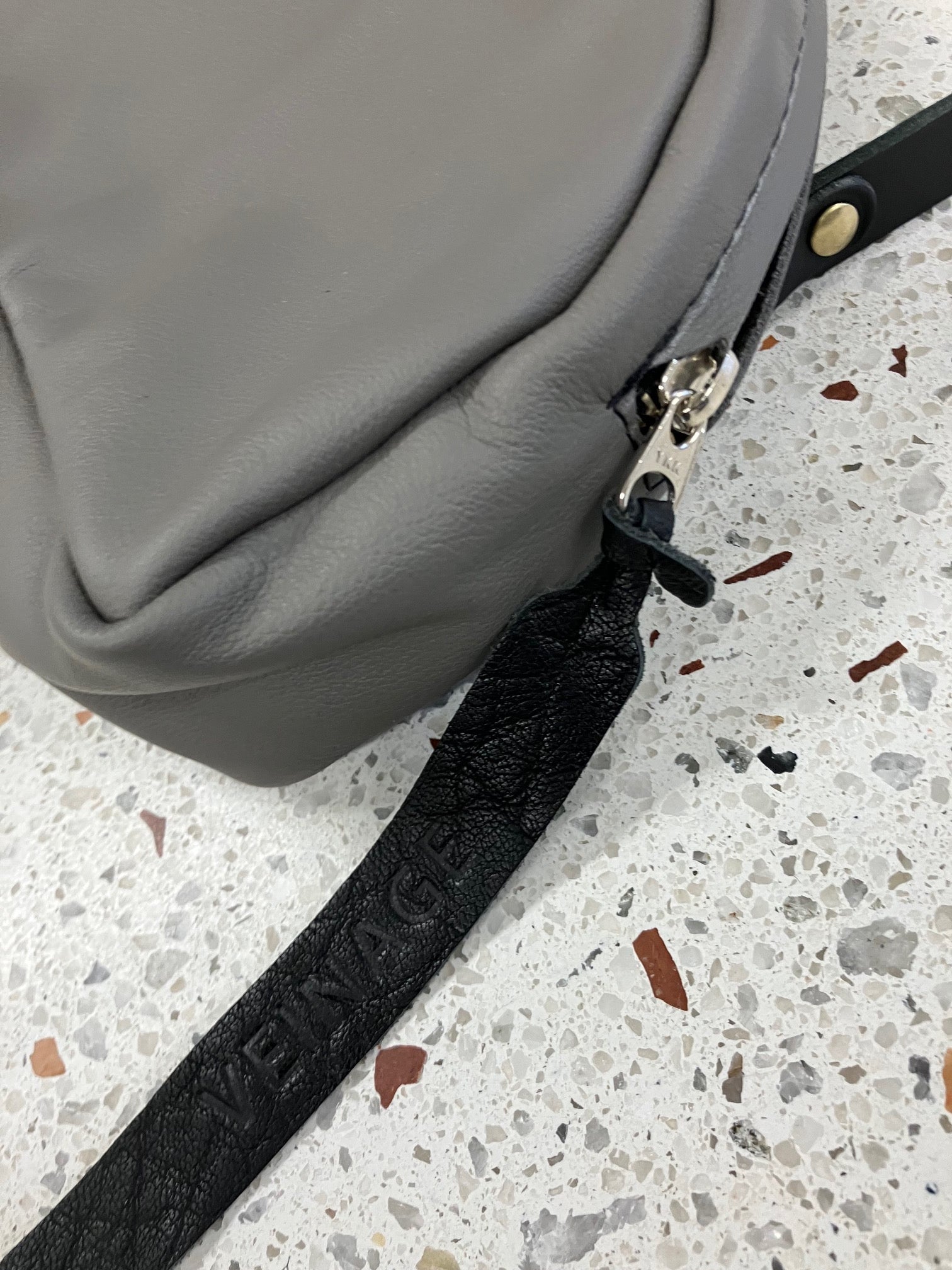 Sac à bandoulière et breloque porte-clé modèle MERINGUE