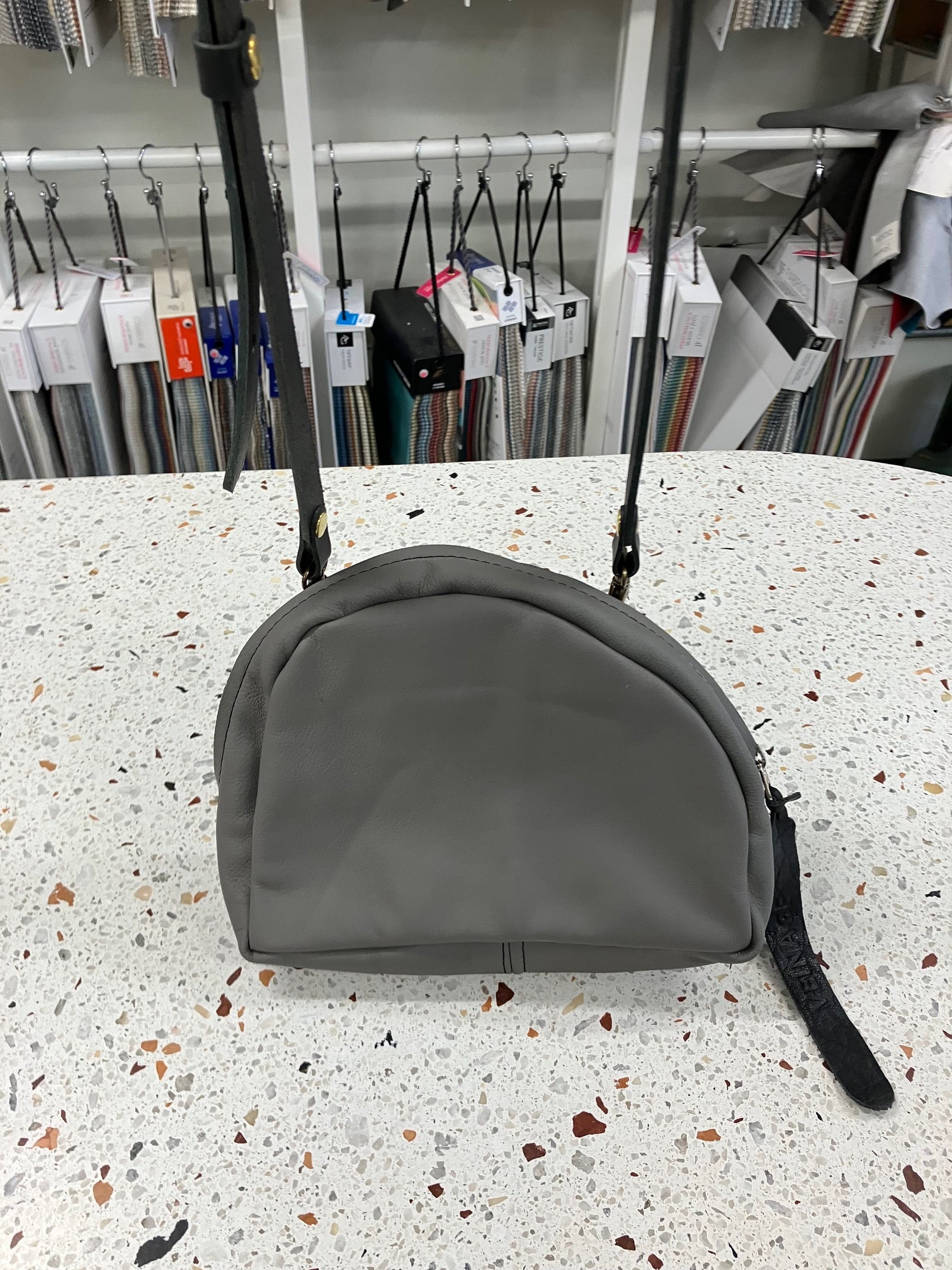 Sac à bandoulière et breloque porte-clé modèle MERINGUE