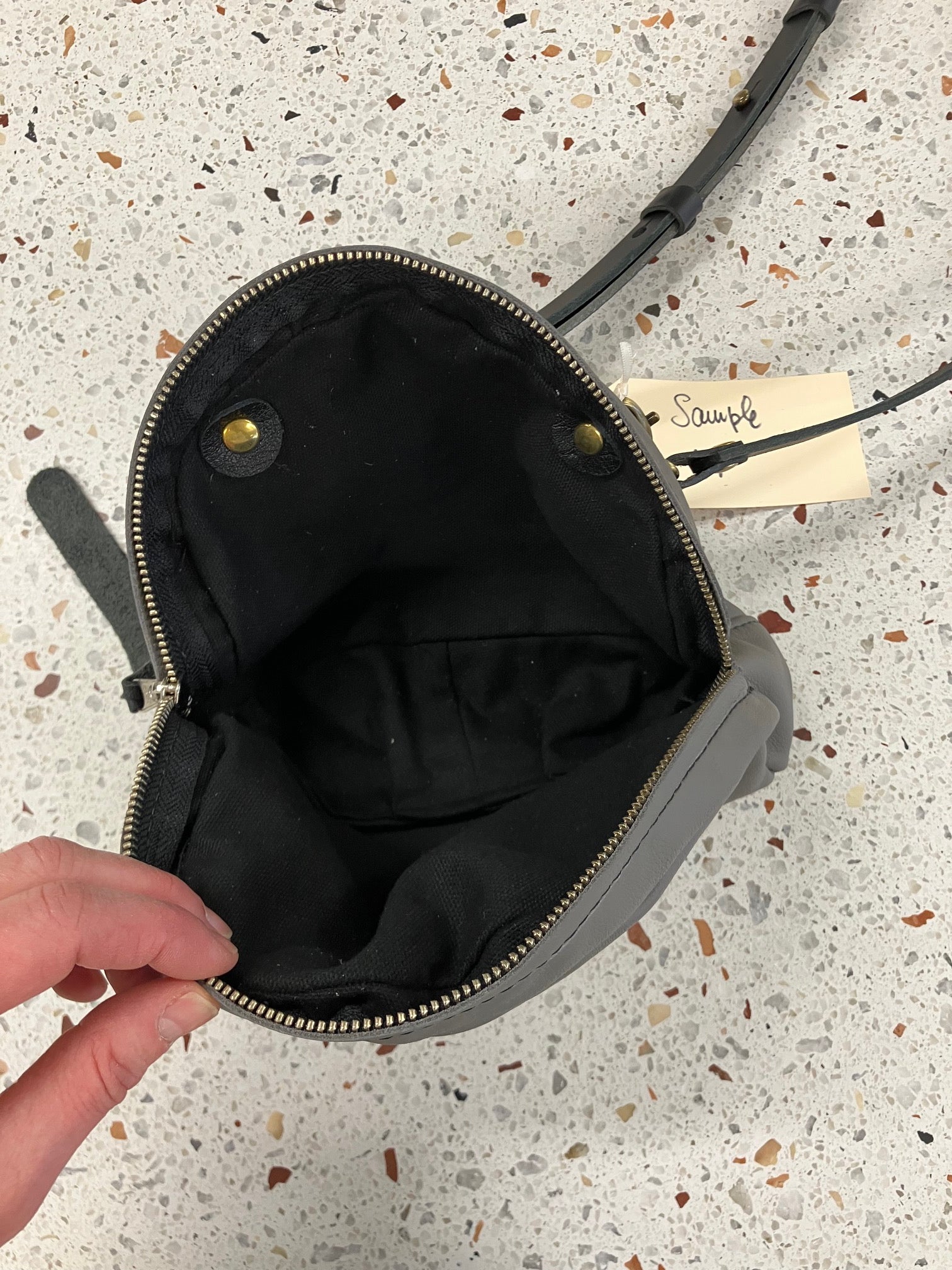 Sac à bandoulière et breloque porte-clé modèle MERINGUE