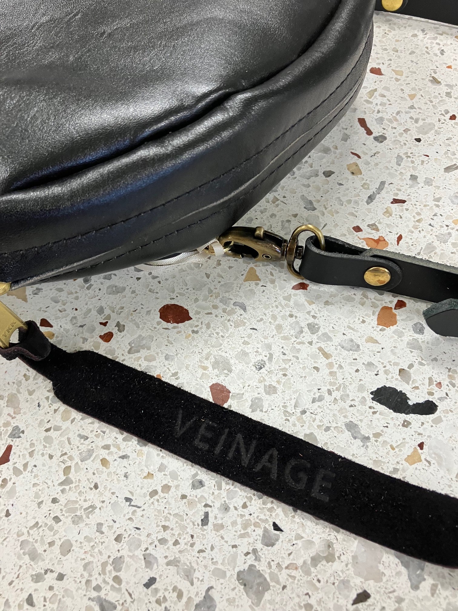 Sac à bandoulière et breloque porte-clé modèle MERINGUE