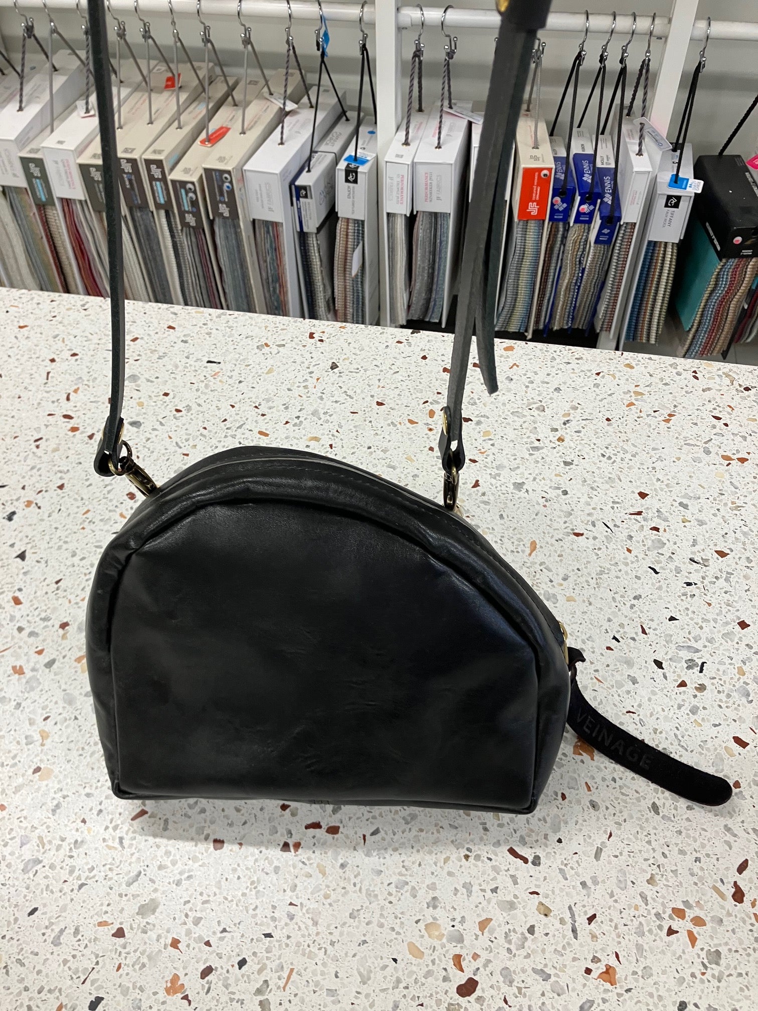 Sac à bandoulière et breloque porte-clé modèle MERINGUE