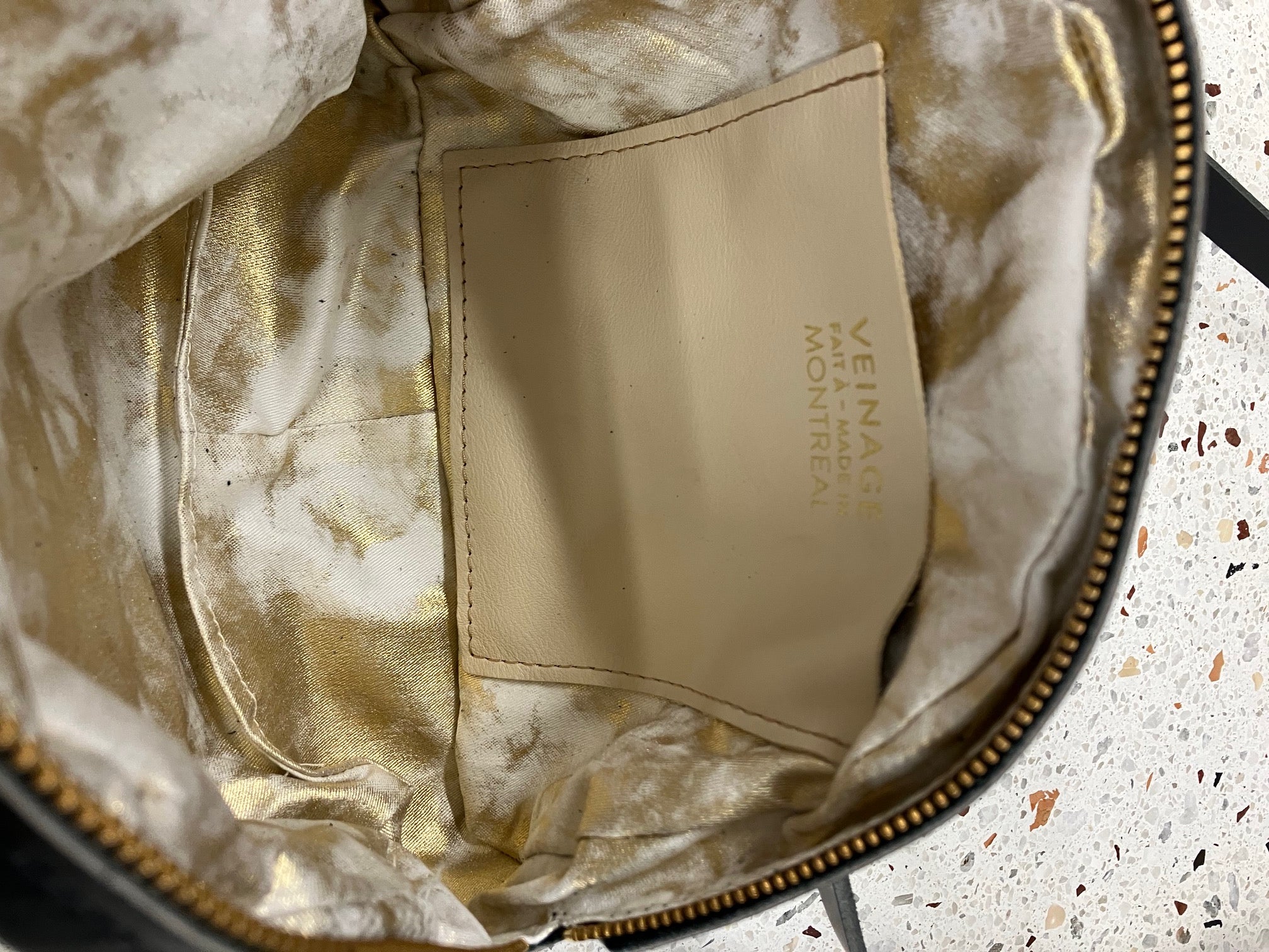 Sac à bandoulière et breloque porte-clé modèle MERINGUE