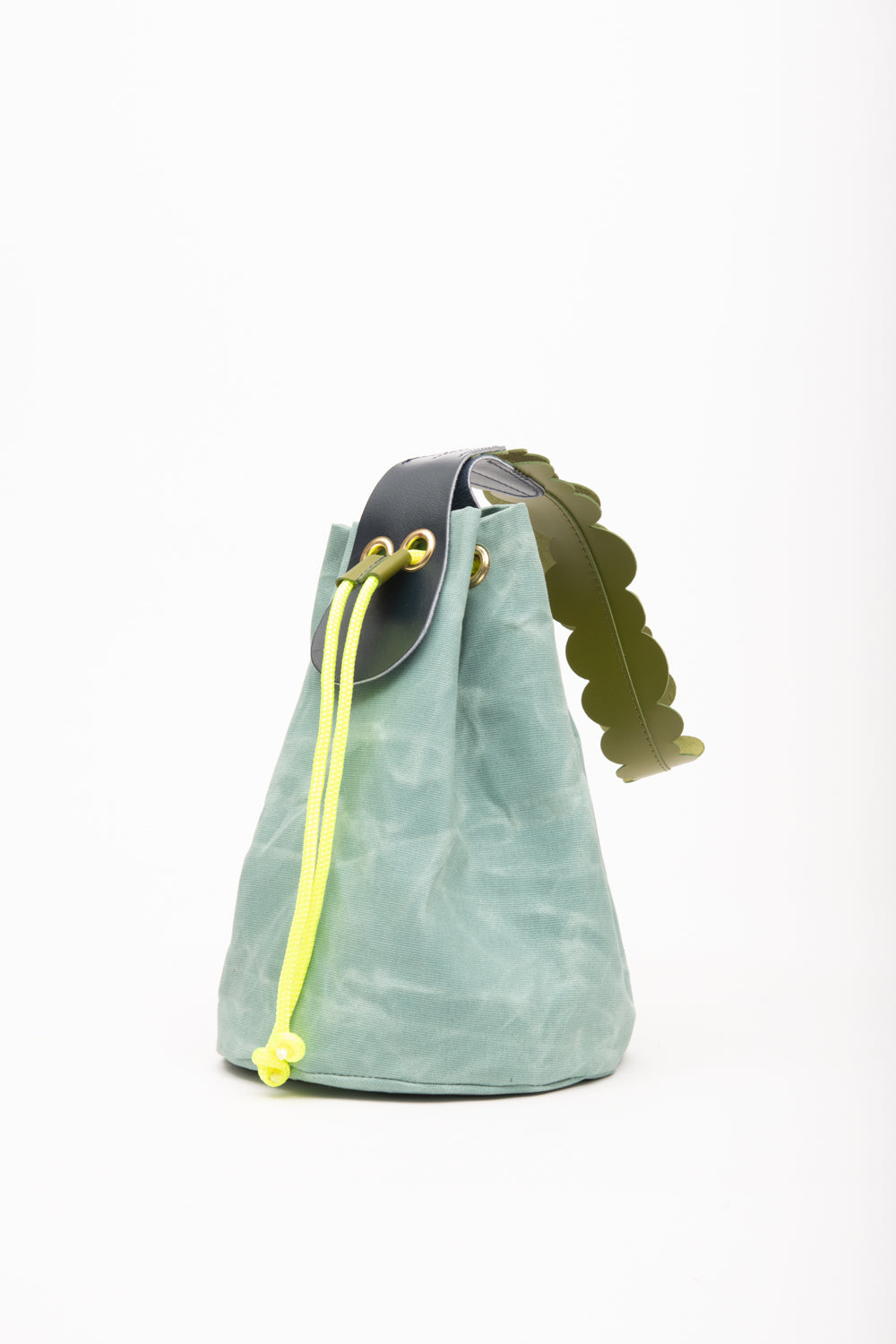 Veinage Bucket Bag in Waxed Canvas and Leather CANNELÉ model