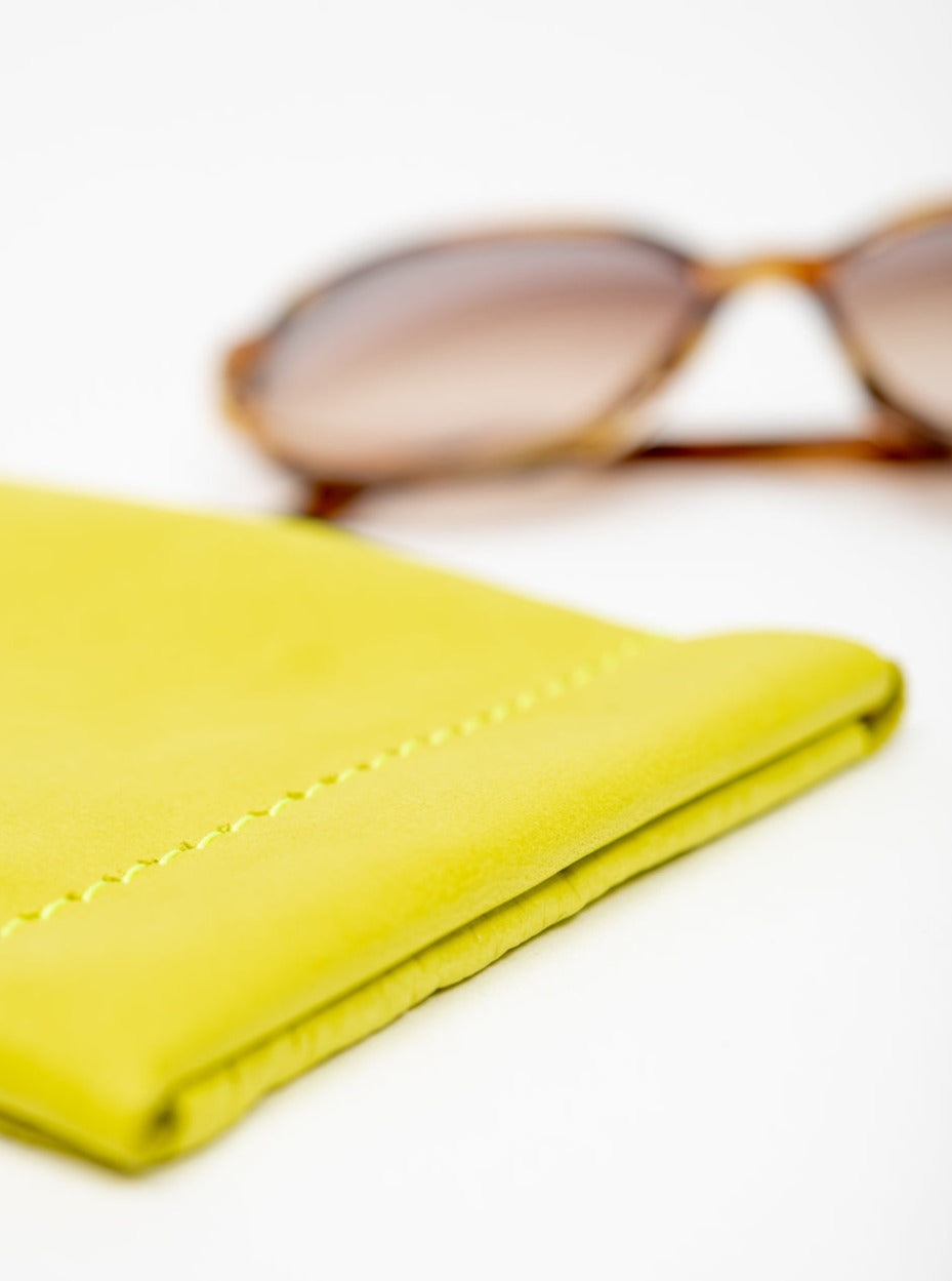 Leather glasses case, soft slip-in pouch case, glasses storage case VEDERE model_neon yellow detail