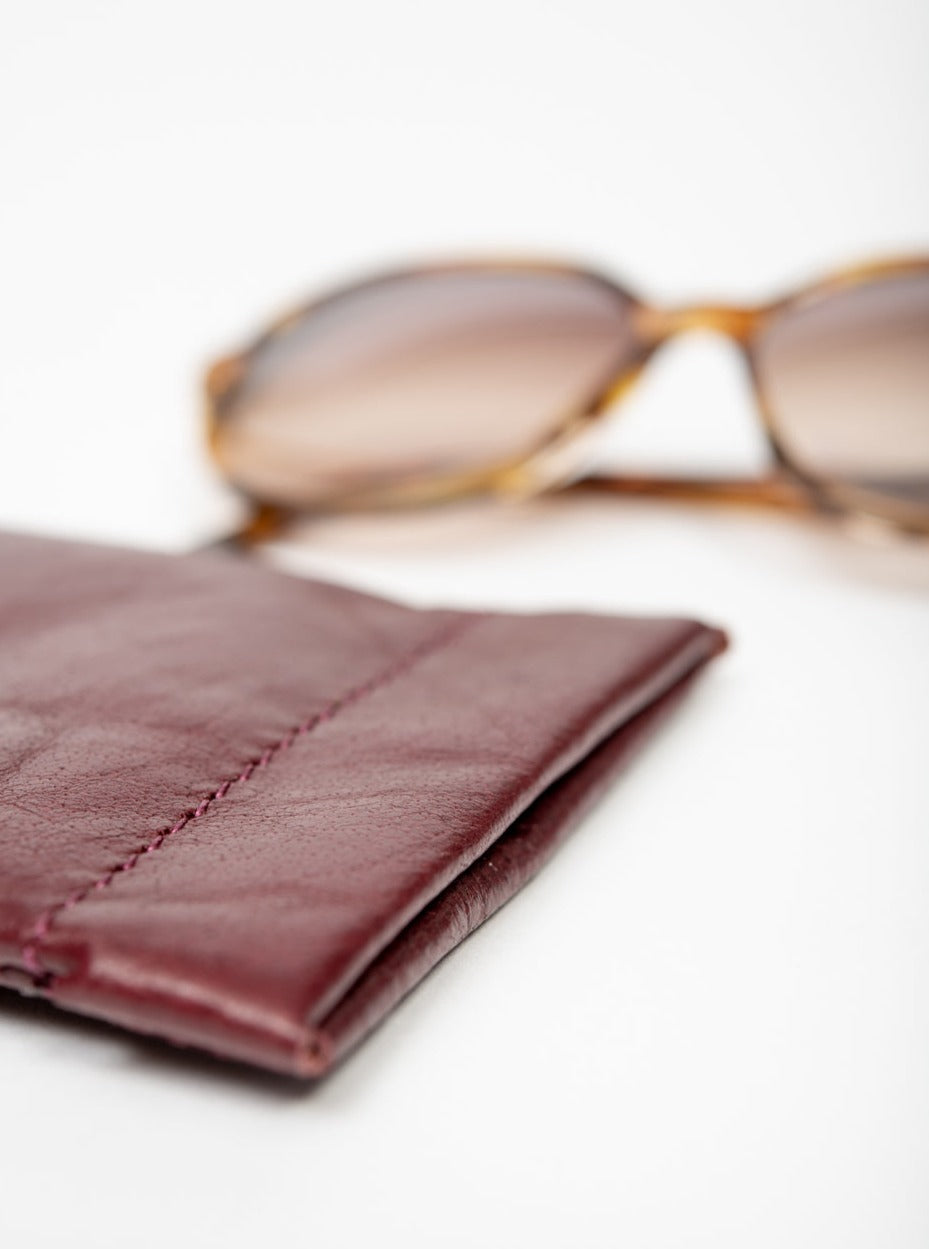 Leather glasses case, soft slip-in pouch case, glasses storage case VEDERE model_plum detail