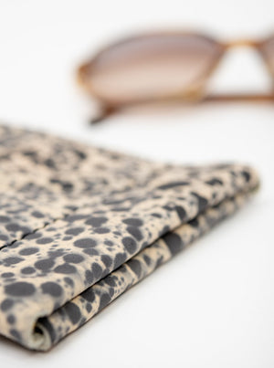Leather glasses case, soft slip-in pouch case, glasses storage case VEDERE model_spotted detail