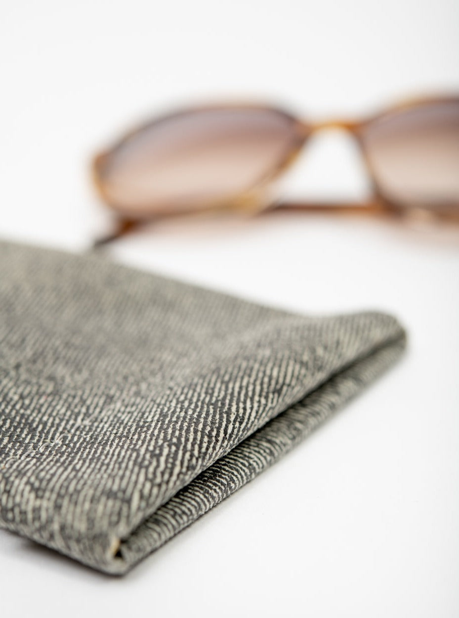Leather glasses case, soft slip-in pouch case, glasses storage case VEDERE model_grey detail