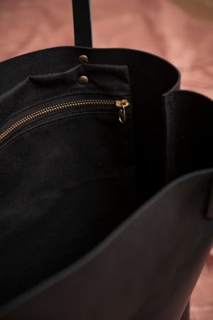Veinage Molson black leather minimalist tote bag detail