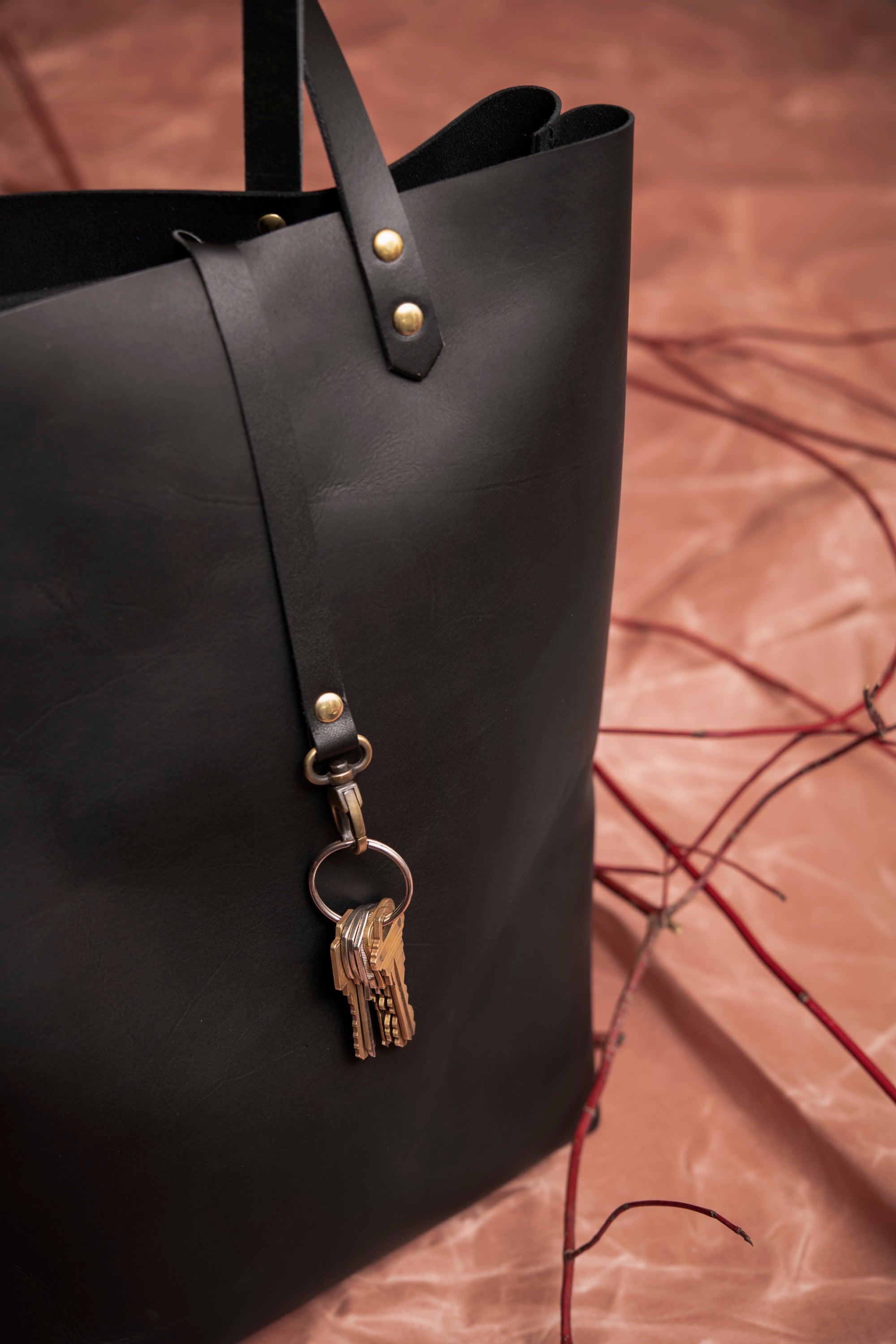 Veinage Molson black leather minimalist tote bag detail