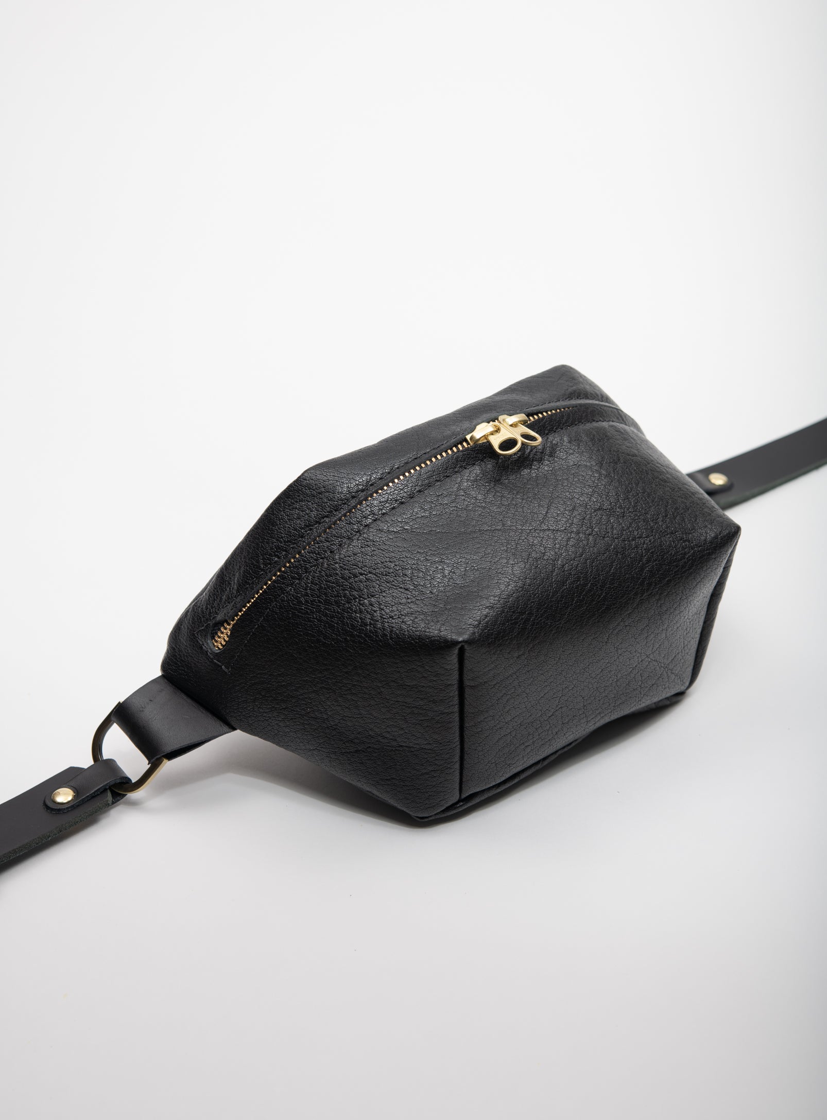 Leather fanny pack MUSA model designed by Violaine Tétreault, Veinage Montréal Canada